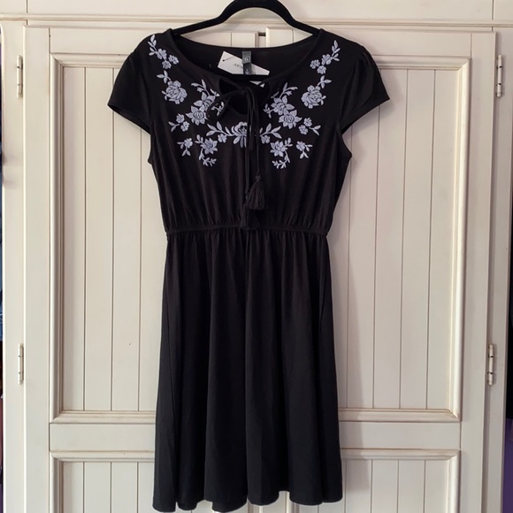NWT Embroidered Floral Dress - Picture 1 of 5